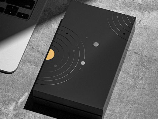 包裝盒定制該選擇覆膜還是過(guò)油工藝?